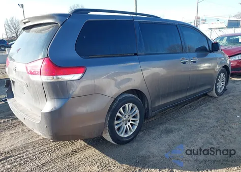 2014 Toyota Sienna Xle V6 8 Passenger z USA, uszkodzony, nr VIN 5TDYK3DC4ES487579